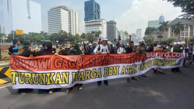 Nyanyi Indonesia Raya saat Geruduk Istana, Emak-Emak Bentangkan Spanduk: Turunkan Harga BBM atau Jokowi Mundur