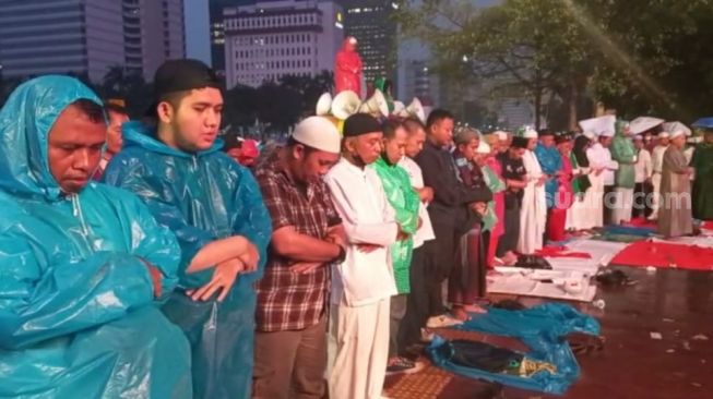 Ratusan demonstran yang tergabung dalam Gerakan Nasional Pembela Rakyat (GNPR) melakukan salat magrib berjamaah di sekitaran Patung Kuda, Jakarta Pusat, Jumat (23/9/2022).