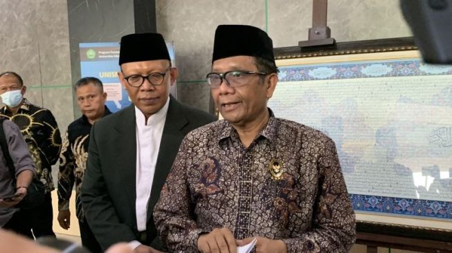 Menteri Koordinator Politik, Hukum dan Keamanan (Menkopolhukam) Mahfud MD pada saat memberikan keterangan kepada media usai melakukan kunjungan kerja di Universitas Islam Malang (Unisma), di Kota Malang, Jawa Timur, Jumat (23/9/2022). (ANTARA/Vicki Febrianto)