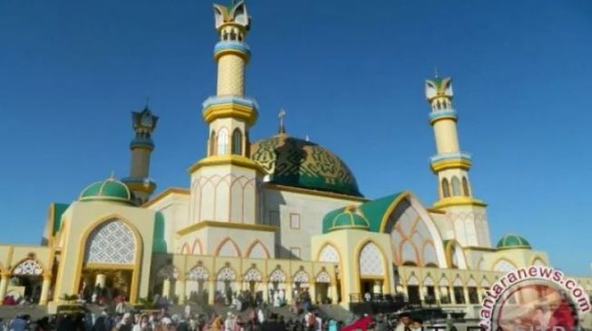 Dua Pelajar yang Diduga Berciuman Di Masjid Islamic Centre Mataram Diburu LPA