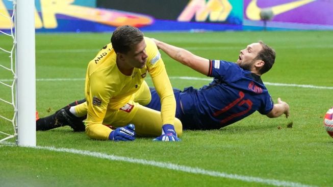 Bek Belanda Daley Blind (kanan) bersaing dengan kiper Polandia Wojciech Szczesny dalam matchday kelima Liga A Grup 3 UEFA Nations League 2022-2023 antara Polandia vs Belanda di Warsawa, Polandia pada 22 September 2022.
JANEK SKARZYNSKI / AFP.