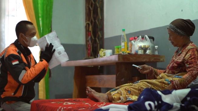 Pos Indonesia Salurkan BLT BBM di Depok