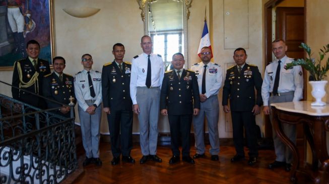 KSAD Jenderal Dudung Abdurachman melakukan kunjungan kehormatan dengan menemui KSAD Prancis Jenderal Pierre Schill di Markas Besar AD Prancis atau Armée de Terre pada Kamis (22/9/2022). [Dispenad]