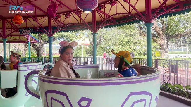 Rafathar, Rayyanza, Raffi Ahmad, dan Nagita Slavina di Disneyland Orlando, Amerika Serikat. (Dok. RANS Entertainment)