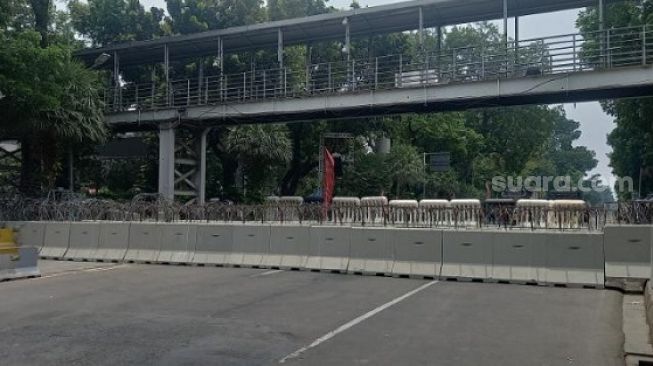 Massa GNPR Geruduk Istana Habis Jumatan, Kawasan Medan Merdeka Barat Ditutup Kawat Berduri dan Barrier Beton