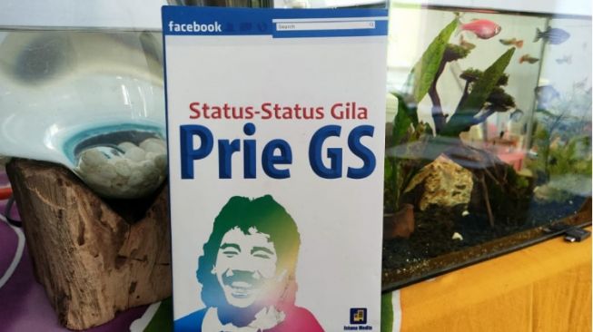 Review Buku Status-Status Gila Prie GS, Mudah Membaca Karakter dari Status