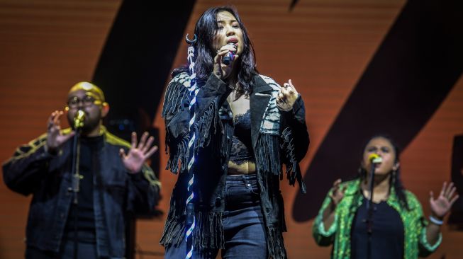 Penyanyi Danilla (tengah) tampil pada festival musik "We The Fest 2022" di GBK Sport komplek Senayan, Jakarta, Jumat (23/9/2022). [ANTARA FOTO/Galih Pradipta/YU]
