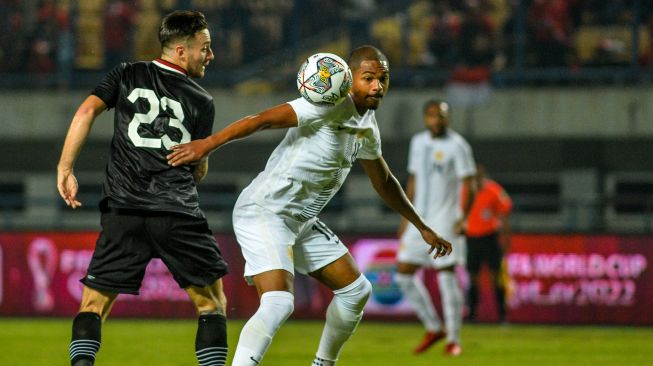 Pesepak bola tim nasional Indonesia Marc Klok (kiri) berebut bola dengan pesepak bola Tim Nasional Curacao Michael Madionis (kanan) pada pertandingan Fifa Match Day di Stadion Gelora Bandung Lautan Api, Bandung, Jawa Barat, Sabtu (24/9/2022). ANTARA FOTO/Raisan Al Farisi/YU