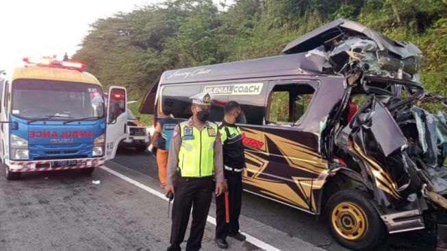 Kondisi Mobil Rombongan Guru SMP yang Alami Kecelakaan di Tol Semarang: 5 Orang Tewas