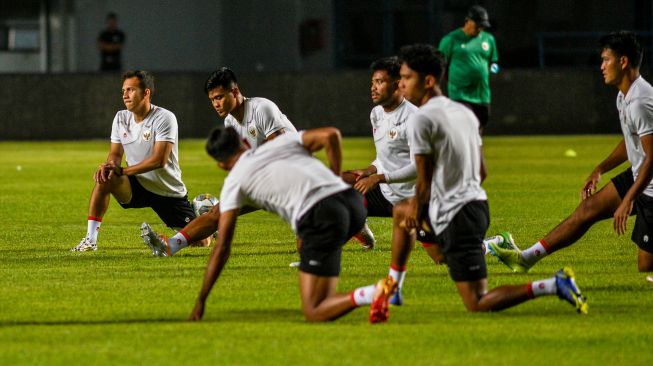 Sejumlah pesepak bola tim nasional Indonesia menjalani latihan di Stadion Gelora Bandung Lautan Api, Bandung, Jawa Barat, Jumat (23/9/2022). [ANTARA FOTO/Raisan Al Farisi/YU]