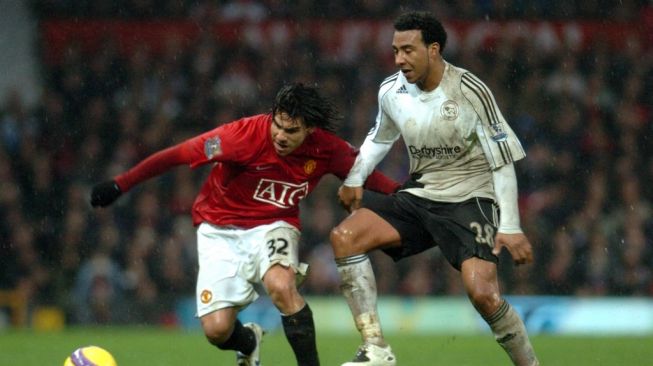 Penyerang Manchester United Carlos Tevez (kiri) berebut bola dengan pemain Derby County Giles Barnes dalam pertandingan Liga Inggris atau Premier League 2007-2008 di Old Trafford, Manchester, 08 Desember 2007. Foto AFP Paul Barker.