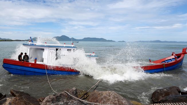 Sejumlah tim SAR bersama warga berupaya mengevakuasi kapal kayu angkutan penumpang dan barang KM Satria Pulo Breuh yang mengalami karam di Pantai Wisata Gampong Jawa, Banda Aceh, Aceh, Sabtu (24/9/2022). [ ANTARA FOTO/Irwansyah Putra/YU]