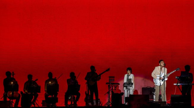 Penyanyi Pamungkas (kedua kanan) tampil pada festival musik "We The Fest 2022" di GBK Sport komplek Senayan, Jakarta, Jumat (23/9/2022). [ANTARA FOTO/Galih Pradipta/YU]