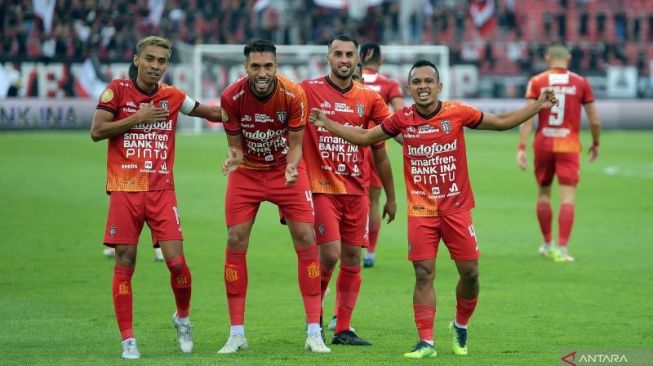 Pesepak bola Bali United Irfan Jaya (kanan) bersama rekan setimnya Brwa Nouri (kedua kanan), Fadil Sausu (kiri) dan Willian Pacheco (kedua kiri) berselebrasi usai mencetak gol ke gawang Persik Kediri pada pertandingan Liga 1 di Stadion Kapten I Wayan Dipta, Gianyar, Bali, Sabtu (27/8/2022). . ANTARA FOTO/Nyoman Hendra Wibowo/wsj