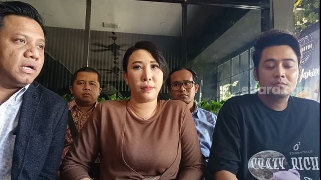 Henny Mona dan Kriss Hatta di Tebet, Jakarta pada Sabtu (23/9/2022) [Suara.com/Rena Pangesti]