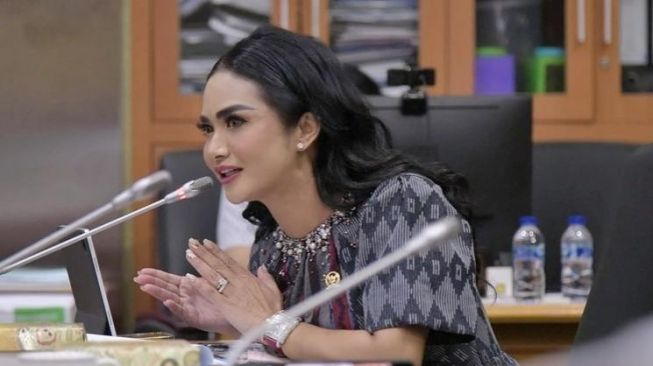 Gaya Ngantor Artis Anggota DPR (instagram)