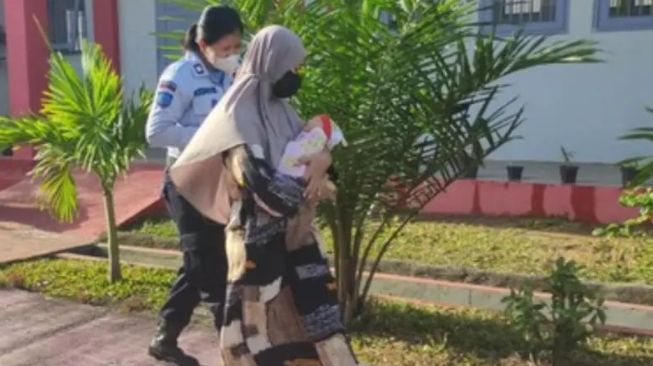 Napi perempuan di Porong, Sidoarjo, Jawa Timur kembali masuk bui pasca melahirkan (Instagram @undercover.id)