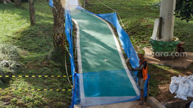 Pekerja menyelesaikan pembangunan jalur sepeda di kawasan Semanggi, Jakarta Pusat, Sabtu (24/9/2022). [Suara.com/Alfian Winanto]