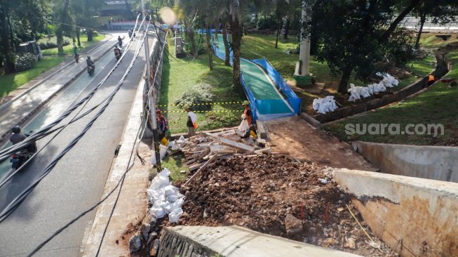 Kendaraan melintas di dekat pembangunan jalur sepeda di kawasan Semanggi, Jakarta Pusat, Sabtu (24/9/2022). [Suara.com/Alfian Winanto]