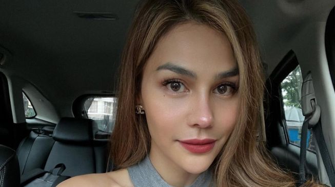 DJ Katty Butterfly Joget Pakai Gaun Seksi, Warganet Takut Tali Tipisnya Putus