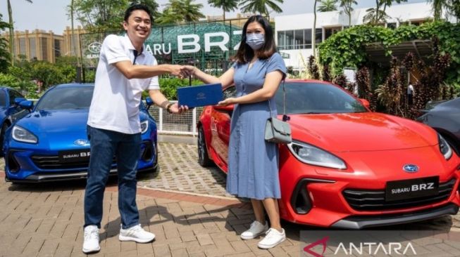 Penyerahan perdana Subaru BRZ kepada pelanggan Indonesia [ANTARA/HO Subaru Indonesia].