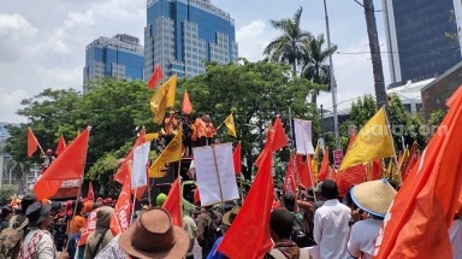 Sejumlah petani turun ke jalan untuk ikut menggelar aksi unjuk rasa di Patung Kuda, Jakarta, Sabtu (24/9/2022). Salah satu petani sengaja membawa hasil taninya ke tengah-tengah area unjuk rasa. (Suara.com/Ria Rizki)