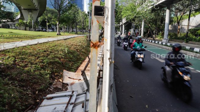 Kendaraan melintas di dekat pembangunan jalur sepeda di kawasan Semanggi, Jakarta Pusat, Sabtu (24/9/2022). [Suara.com/Alfian Winanto]