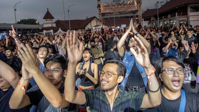 Penonton menyaksikan penampilan dari musisi yang tampil pada acara "Pestapora 2022" di Gambir Expo Kemayoran, Jakarta, Jumat (23/9/2022). [ANTARA FOTO/Muhammad Adimaja/YU]
