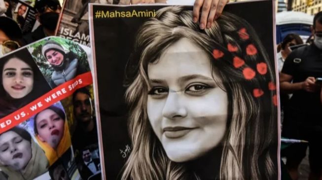 Siapa Mahsa Amini, Penyebab Warga Iran Demo Sampai Lepas Hijab