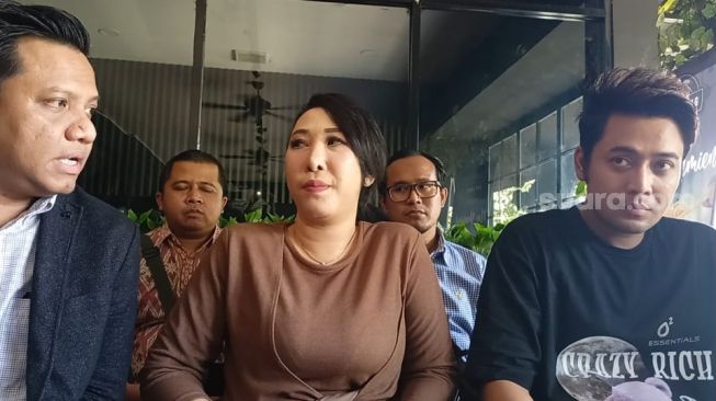 Henny Mona dan Kriss Hatta di Tebet, Jakarta pada Sabtu (23/9/2022) [Suara.com/Rena Pangesti]