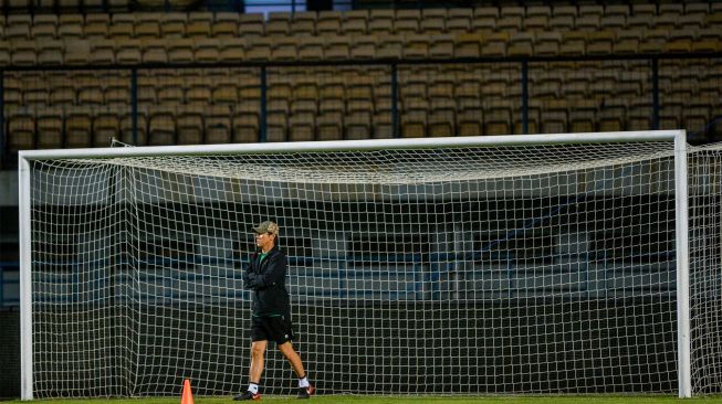 Pelatih Tim Nasional Indonesia Shin Tae-Yong menyaksikan pemainnya saat latihan di Stadion Gelora Bandung Lautan Api, Bandung, Jawa Barat, Jumat (23/9/2022). [ANTARA FOTO/Raisan Al Farisi/YU]