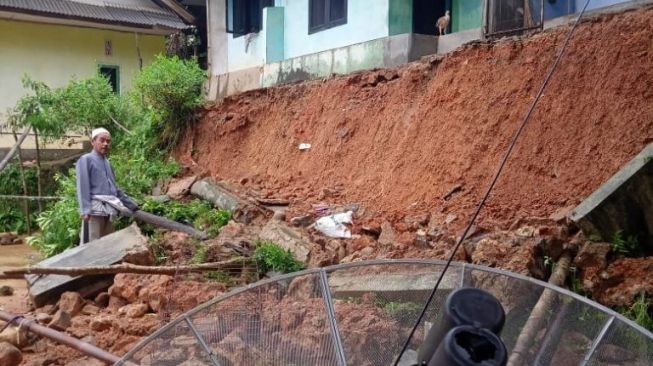 Penampakan 2 Rumah di Cikamunding Lebak yang Nyaris Ambruk Tergerus Longsor