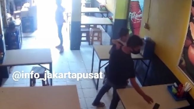 Terekam CCTV, Begini Pasutri Maling HP saat Beraksi Sembari Gendong Anak