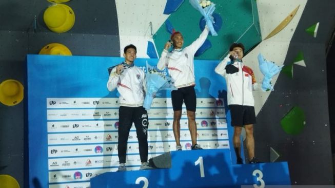 Pemanjat tebing Indonesia Aspar Jaelolo menjadi pemenang nomor speed Piala Dunia Panjat Tebing atau IFSC World Cup Jakarta 2022 di Lot 16-17 SCBD, Jakarta, Sabtu (24/9/2022). Dia mengalahkan sesama wakil Indonesia Kiromal Katibin di final. (ANTARA/Muhammad Ramdan)