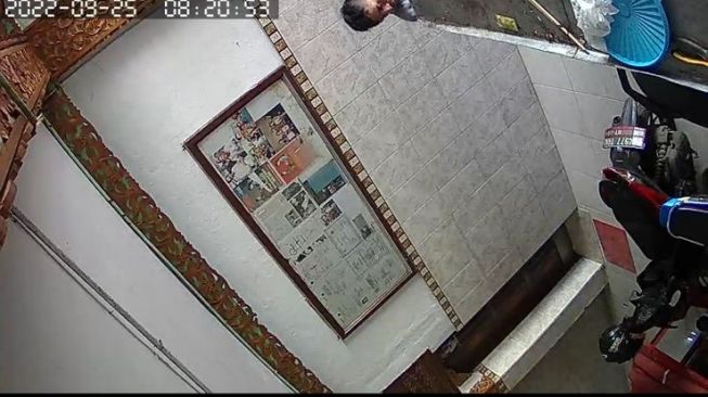 Maling motor NMAX di Menteng Wadas, Manggarai terekam CCTV saat beraksi. (Tangkapan layar/ist)