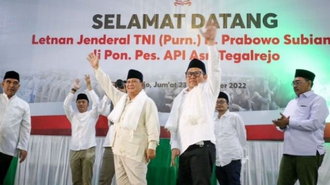 Ketua Umum DPP PKB Muhaimin Iskandar dan Ketua Umum DPP Partai Gerindra Prabowo Subianto mengunjungi Pondok Pesantren API Asri Tegalrejo, Magelang, Jumat (23/9) malam. [SuaraSulsel.id/ANTARA/HO-DPP PKB]