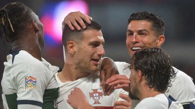 Bek Portugal Diogo Dalot (tengah) melakukan selebrasi dengan rekan setimnya usai mencetak gol keduanya ke gawang Republik Cekor dalam pertandingan UEFA Nations League pada 25 September 2022. ANTARA/AFP/MICHAL CIZEK