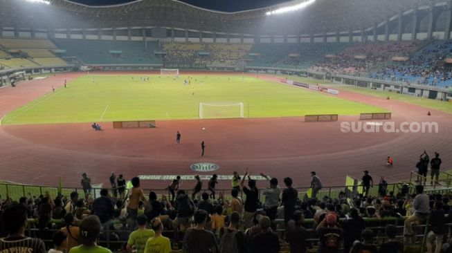 Pertandingan perdana Liga 3 Seri 1 Jawa Barat antara Persipasi vs Persitas di Stadion Patriot Candrabhaga, Kota Bekasi (Suara.com/Danan Arya)