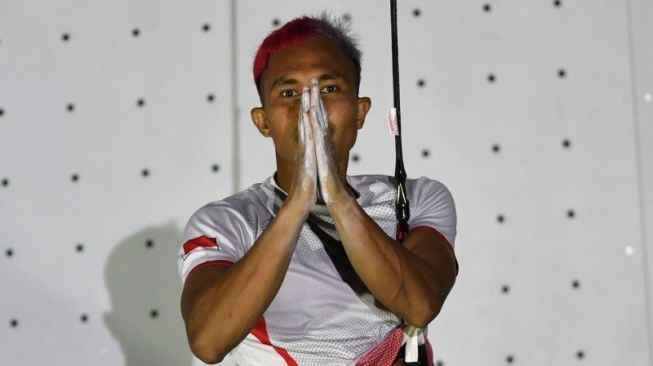 Aspar Jaelolo berselebrasi seusai memenangi pertandingan final nomor speed putra Piala Dunia Panjat Tebing 2022 IFSC Seri Jakarta di kawasan SCBD, Jakarta, Sabtu (24/9/2022). ANTARA FOTO/Aditya Pradana Putra/YU