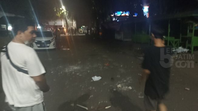 Warga Lagi Asyik Nongkrong Tiba-tiba Diserang Konvoi Pesilat Berseragam Hitam di Surabaya
