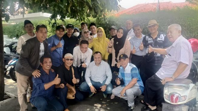 Foto para kepala desa menghadiri persidangan kasus suap Bupati Bogor non aktif Ade Yasin. [IST]