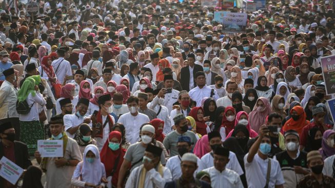 Warga mengikuti Jalan Sehat Sarungan di Kota Tangerang, Banten, Minggu (25/9/2022).  ANTARA FOTO/Fauzan