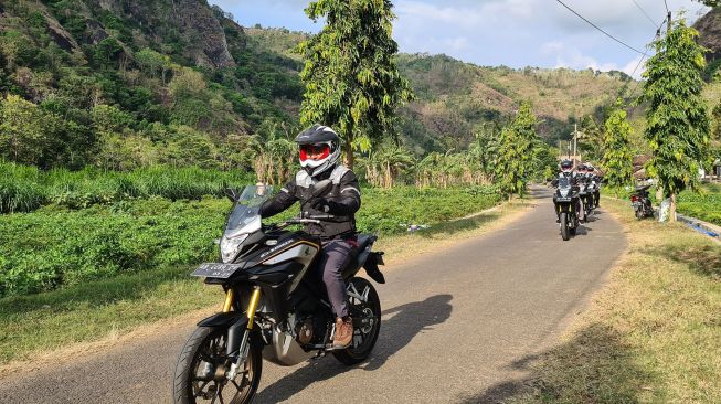 Kunjungi Bukit Selopamioro, Riders Honda CB150X Jajal Wahana Baru Via Ferrata