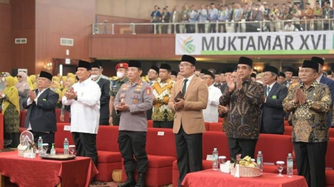 Menteri Pertahanan (Menhan) Letjen TNI (Purn) Prabowo Subianto dan Gubernur Jawa Barat (Jabar) M Ridwan Kamil saat menghadiri acara Muktamar XVI Persatuan Islam (Persis) di Kabupaten Bandung, Sabtu (24/9/2022). (ANTARA/HO-Humas Pemda Jabar)