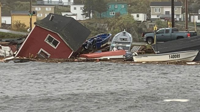 Foto menunjukkan kerusakan yang disebabkan oleh Badai Fiona di Rose Blanche-Harbour le Cou, Newfoundland dan Labrador, Kanada, Minggu (25/9/2022). [Pauline Billard / AFP]