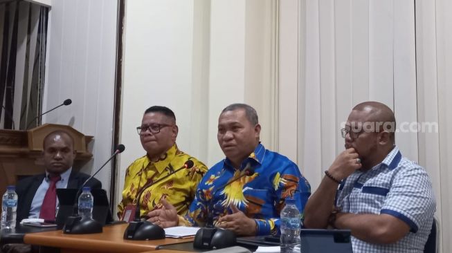 Tim pengacara Gubernur Papua Lukas Enembe yang menjadi tersangka kasus korupsi di KPK. (Suara.com/Rakha)
