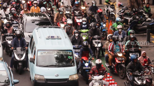 Kepadatan sejumlah kendaraan yang melintas di Jalan Salemba Raya, Jakarta Pusat, Senin (26/9/2022). [Suara.com/Alfian Winanto]