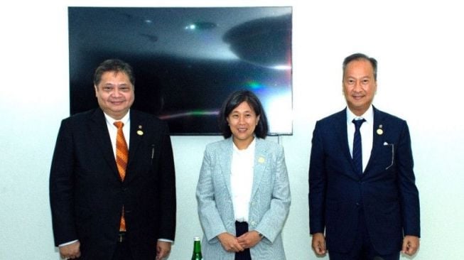  Menteri Koordinator Bidang Perekonomian Airlangga Hartarto (kiri) didampingi Menteri Perindustrian Agus Gumiwang Kartasasmita (kanan) berfoto bersama Ambassador U.S Trade Representative, Katherine Tai (tengah) yang mewakili Pemerintah Amerika Serikat seusai melakukan pertemuan bilateral dalam rangkaian acara Trade, Investment, and Industry Ministerial Meeting (TIIMM) Presidensi G20 Indonesia di Bali, Kamis (22/9)[ANTARA/ Biro Humas Kementerian Perindustrian].