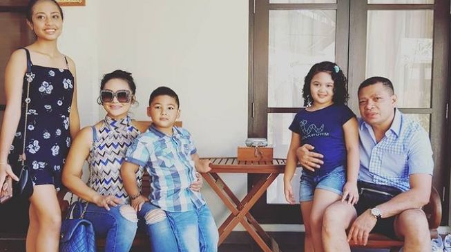 7 Potret Kedekatan Krisdayanti dengan Anak-anak Raul Lemos, Lengket Layaknya Buah Hati Sendiri