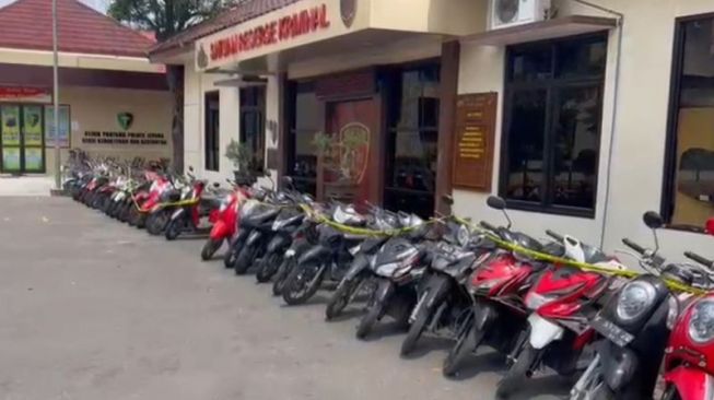 Kendaraan roda dua yang merupakan barang bukti tindak kejahatan pencurian bermotor di halaman Mapolres Jepara. ]ANTARA/HO-Humas Polres Jepara]